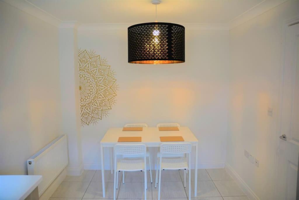 Modern Town House In Cotswolds - 3 Double Bedrooms Witney Exterior foto